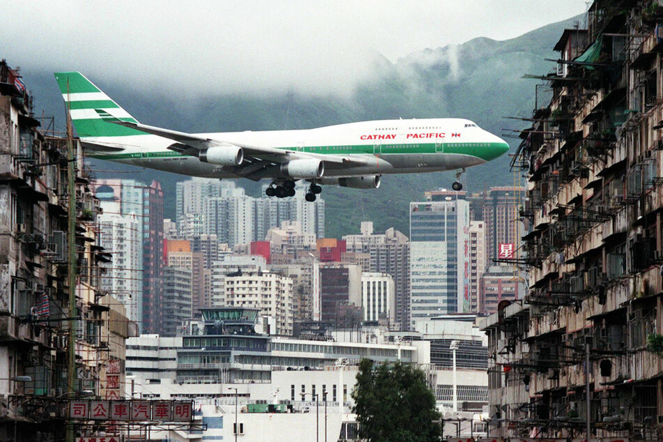 1572 Jumbos wurden in verschiedenen Varianten gebaut. Hier eine Boeing 747-400 der Cathay Pacific im Landeanflug auf den alten Flughafen von Hongkong, aufgenommen um 1998.