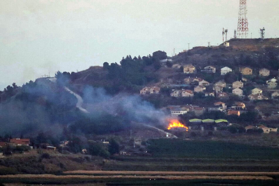 Im israelischen Dorf Metullah brach nach Raketenbeschuss aus dem Libanon ein Feuer aus.