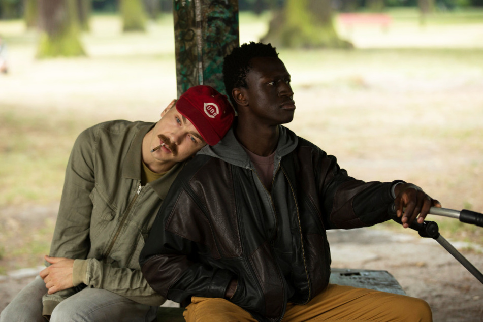 Krimineller Sog: Francis (r., Welket Bungué) sucht bei Drogenboss Reinhold (Albrecht Schuch) Hilfe und gerät in ernste Schwierigkeiten.