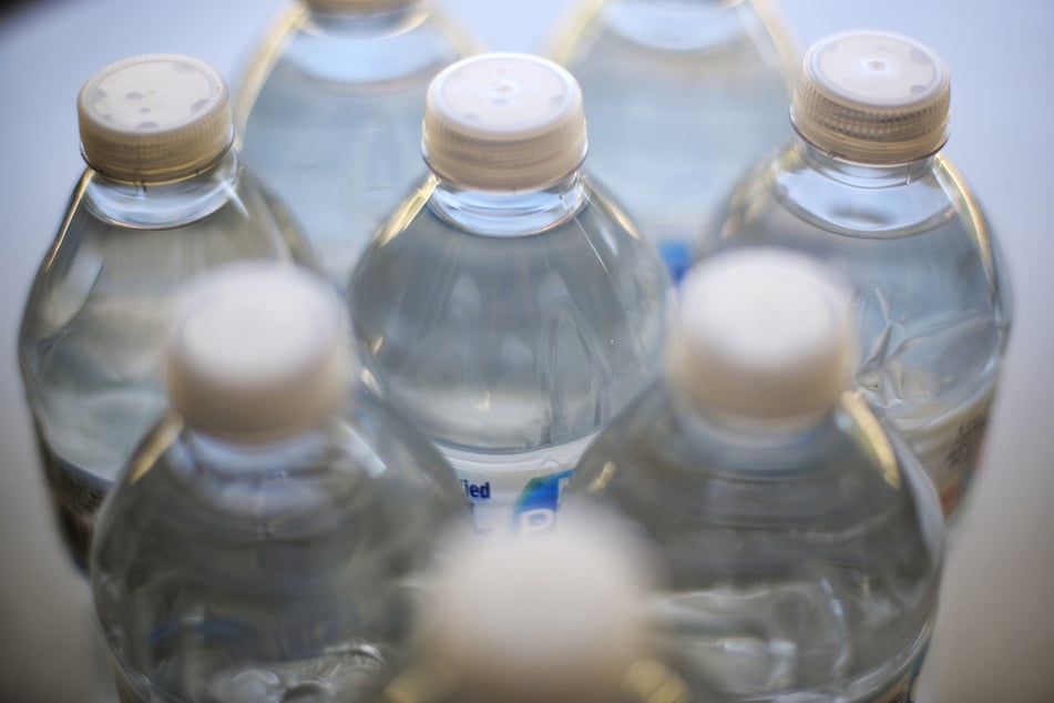 Nur das Nötigste: Polizeibeamte, die während der EM im Einsatz sind, müssen offenbar sparsam mit ihrem Wasserhaushalt umgehen. (Symbolbild)