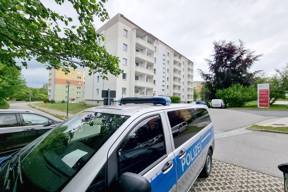 In einem Wohnblock in der Straße "Wohngebiet Adam Ries" in Annaberg-Buchholz fand die Polizei am Sonntag eine Leiche. (Archivbild)