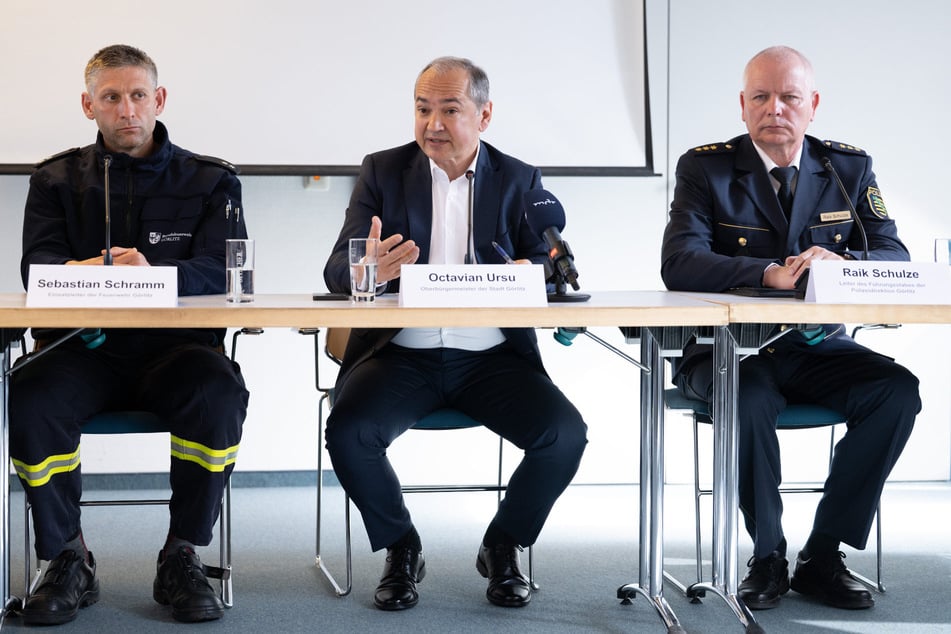 Bei einer Pressekonferenz haben sich Feuerwehr (l.) , Oberbürgermeister und Polizei den Fragen von Journalisten gestellt.