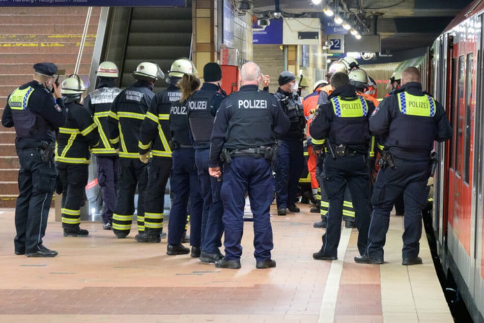 Einsatzkräfte stehen an dem Gleis im Hauptbahnhof.