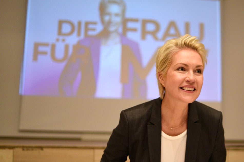 Die SPD-Landesvorsitzende Manuela Schwesig (47) kündigte Koalitionsverhandlungen mit der Linken an.