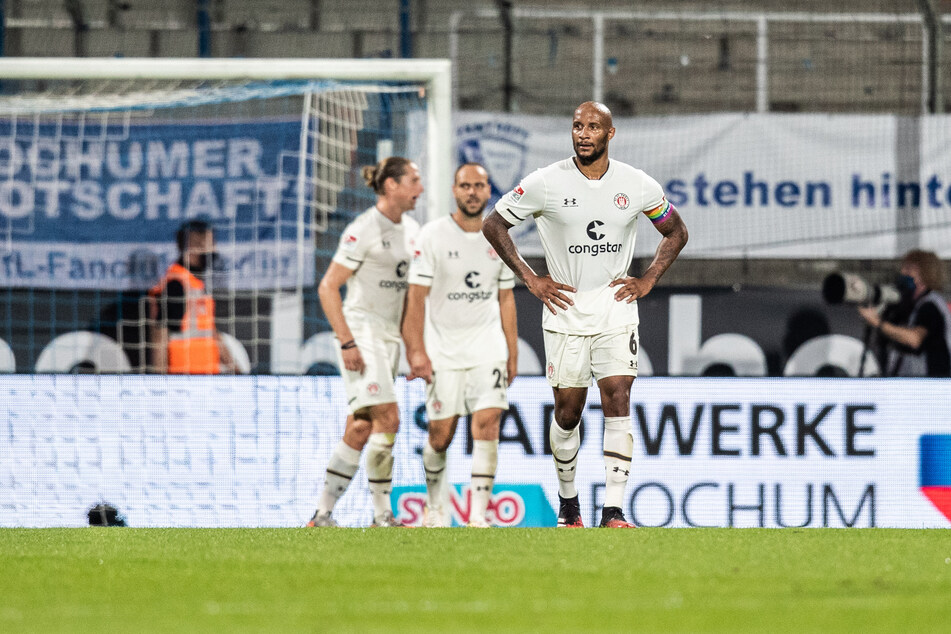 Nach seinem Fehlpass fiel das 0:2 - St. Paulis Kapitän Christopher Avevor (vorne).