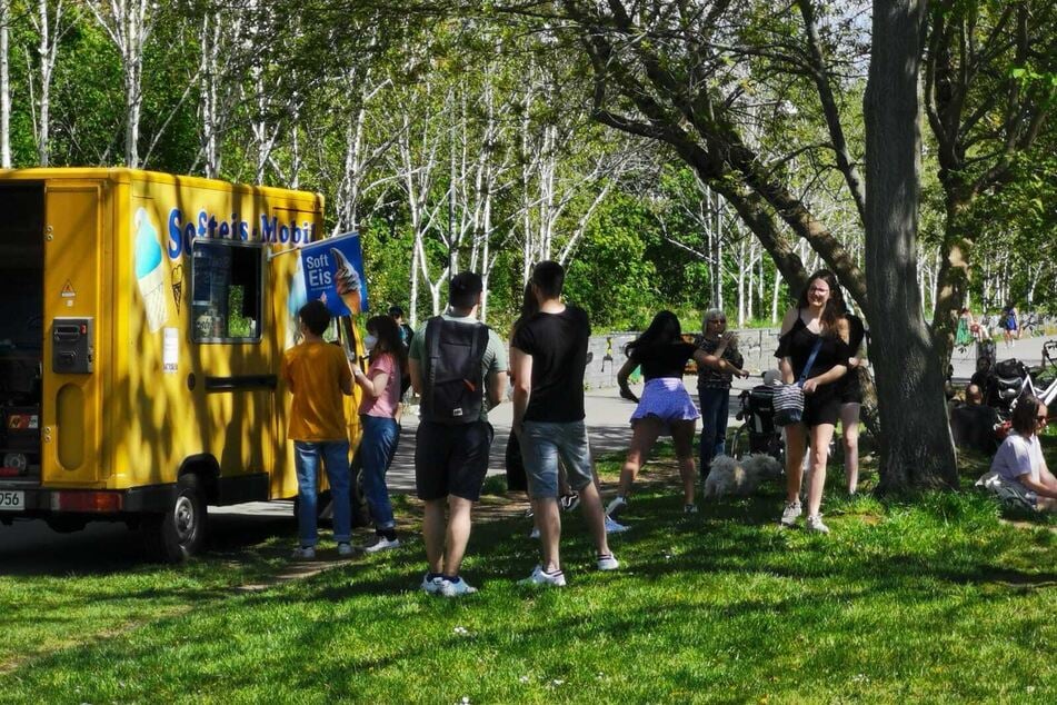 Im Lene-Voigt-Park machte ein Eiswagen Stopp und versorgte die Anwohner mit einer kühlen Erfrischung.