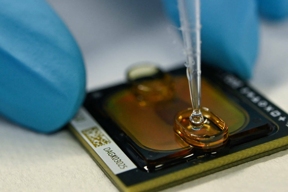 Ein Chip wird im Labor der TU Darmstadt für eine Genomsequenzierung beladen. Im Abwasser lässt sich zuverlässig die Entwicklung der Corona-Pandemie vorhersagen.
