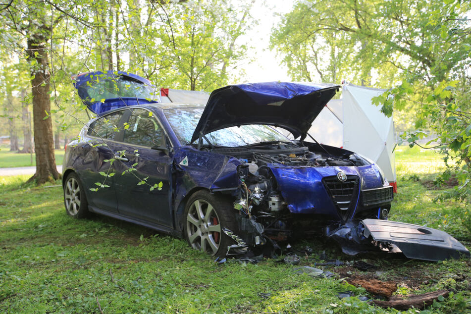 Die Spuren des Unfalls waren auch am Alfa Romeo unübersehbar. Der Fahrer überlebte den Crash nicht.