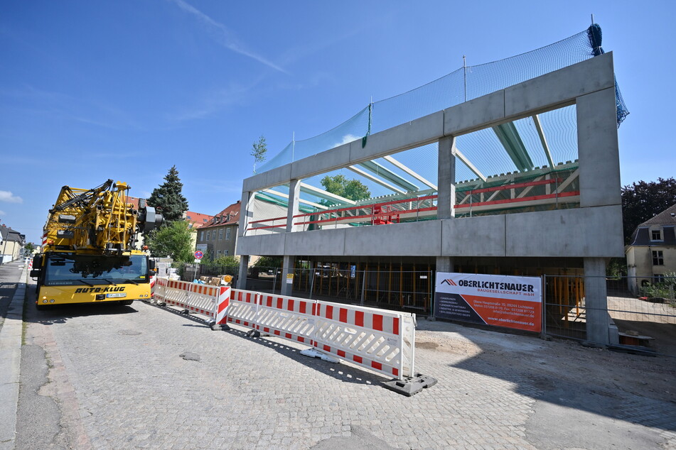 Der Rohbau der neuen TCE-Werkshalle in Frankenberg von außen.