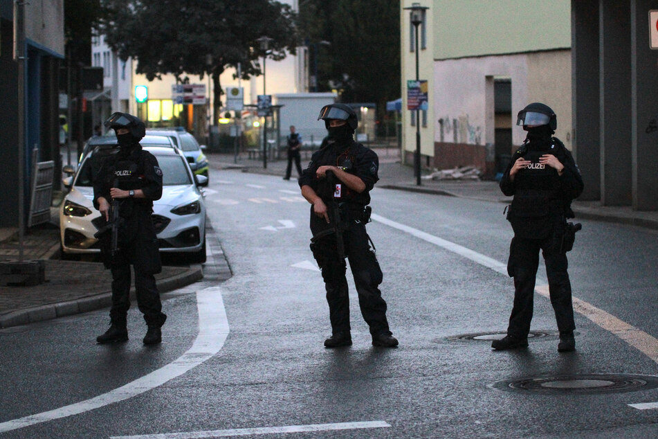 Einsatzkräfte der Polizei sperren eine Straße in Hagen ab.