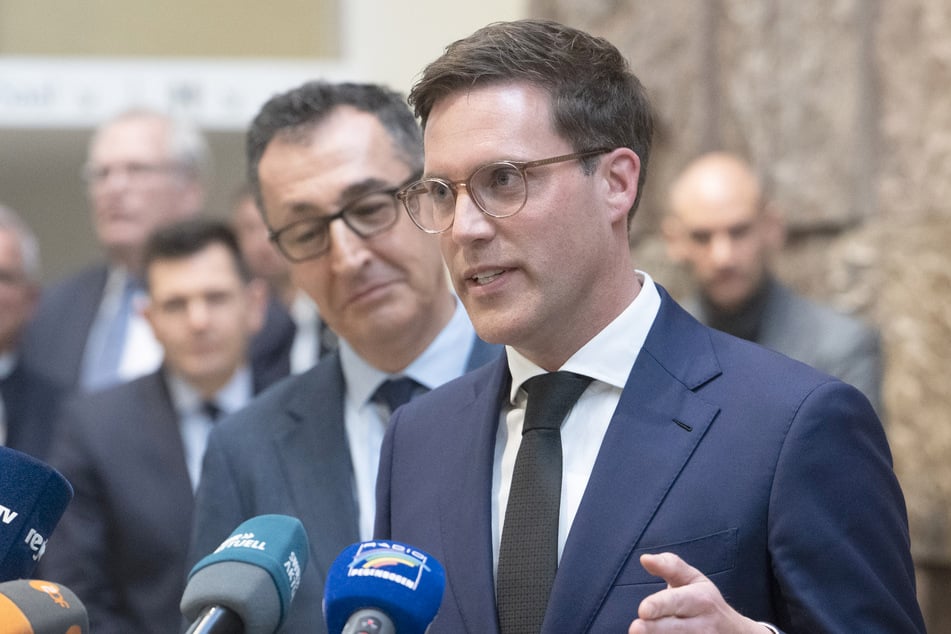 Die Grünen hatten die Landtagswahl mit 30,2 Prozent knapp gewonnen, die CDU kam auf 29,7 Prozent.