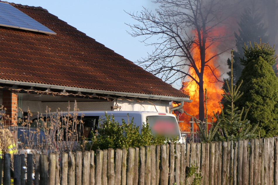 Leipzig: Flammen schlugen aus dem Hühnerstall: Feuerwehreinsatz im Landkreis Leipzig