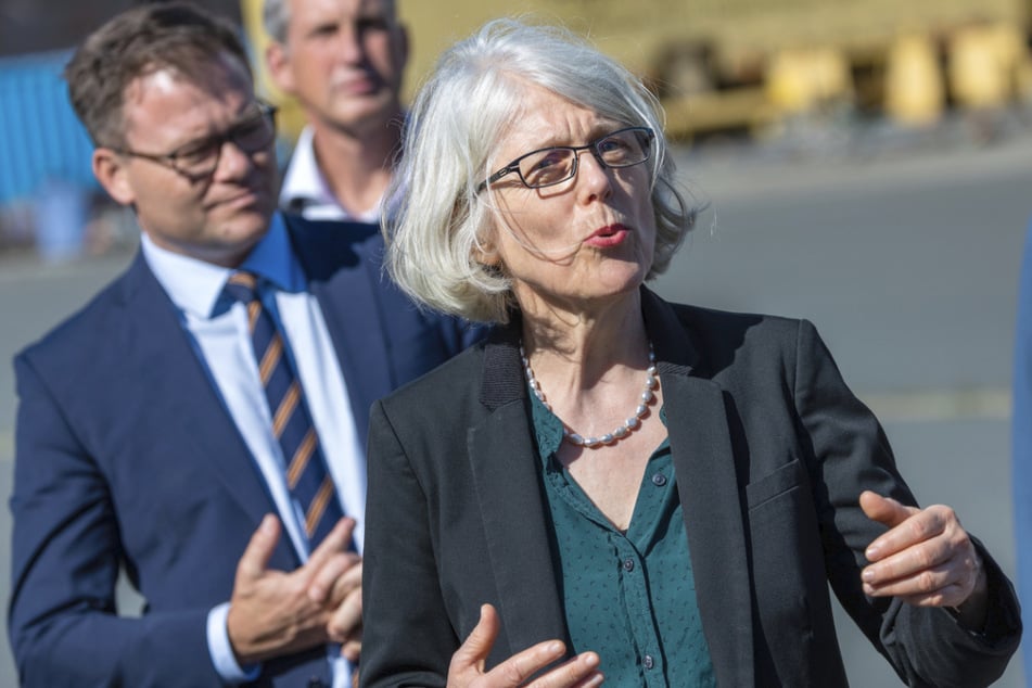 Margaretha Sudhof (63, SPD), Staatssekretärin im Verteidigungsministerium, sah sich die Werft in Warnemünde selbst an.