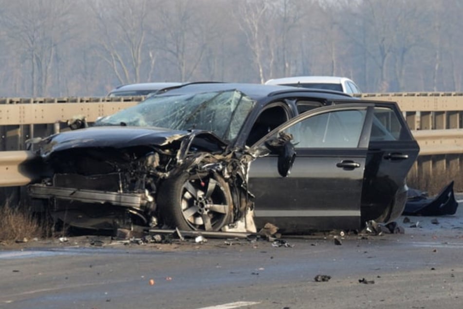 Nach dem tödlichen Unfall auf der A1 bei Dinklage sucht die Polizei nach einem blutverschmierten Mann, der daran beteiligt gewesen sein könnte.