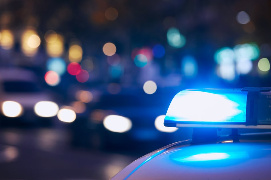 Die Polizei fahndet nach einem nächtlichen Überfall auf eine Tankstelle in Köln-Ehrenfeld nach dem Täter-Duo. (Symbolbild)