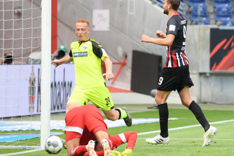 Bas Dost freut sich über seinen Treffer zum 3:0.