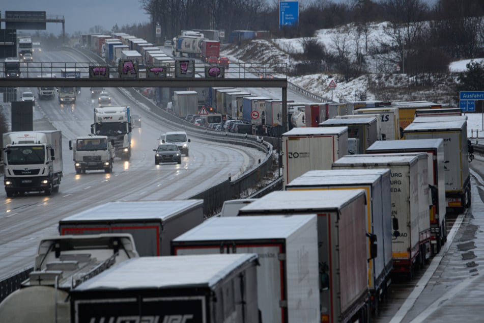 Dresden: Der Verkehr staut sich auf der Autobahn 13 an der Abfahrt zur Autobahn 4.