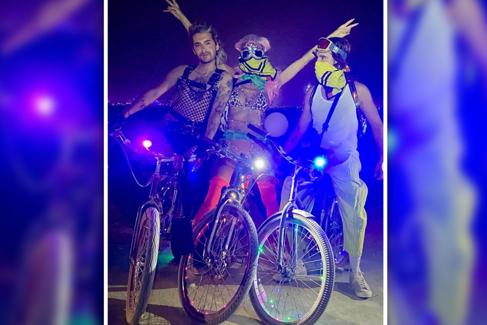 Bill Kaulitz (33, l.), Heidi Klum (49, m.) und Tom Kaulitz (33, r.) haben wild bei Burning Man gefeiert.