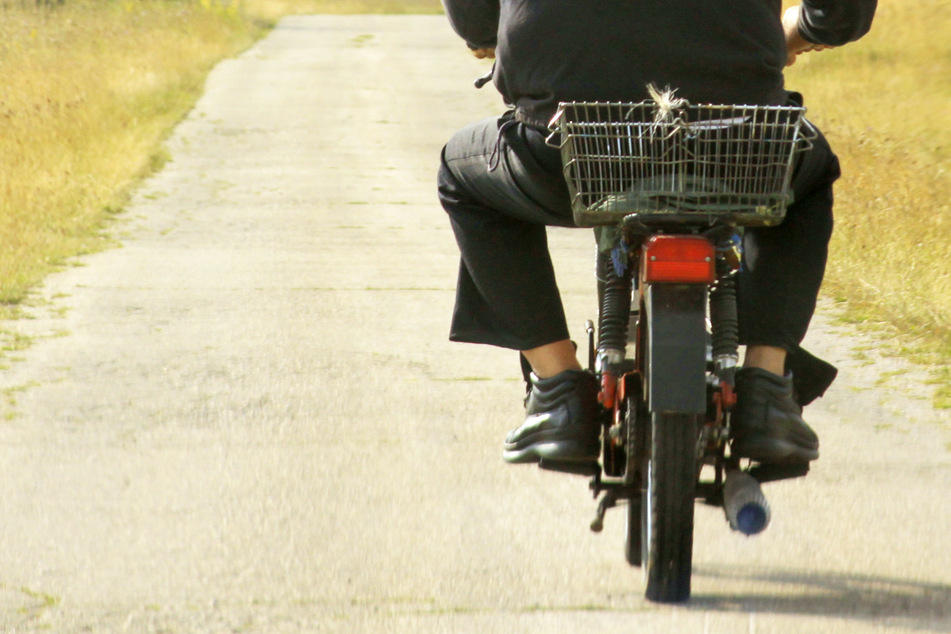 Einen berauschten Mopedfahrer aus Bayern mit einer Bierkiste zwischen den Beinen hat die Polizei in Oberösterreich gestoppt. (Symbolbild)