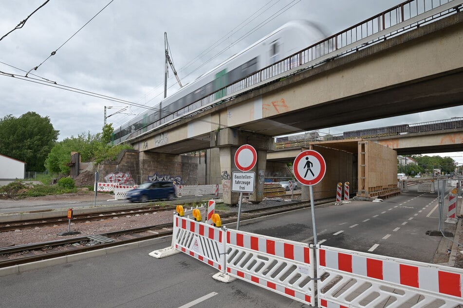Für die Eisenbahnbrücke am Chemnitzer Bahnbogen werden neue Brückenträger eingehoben. Die Bernsdorfer Straße bleibt bis 29. Mai voll gesperrt.