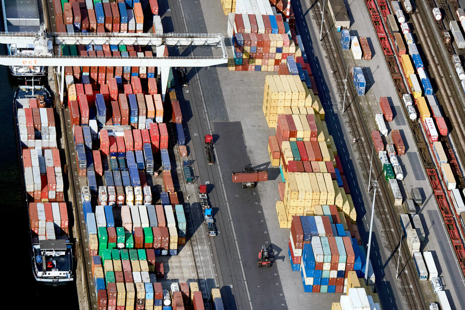 Schiffe werden im Containerhafen Duisburg beladen. Der Umsatz der Industrie-Unternehmen in NRW ist 2020 um 11,3 Prozent gesunken.