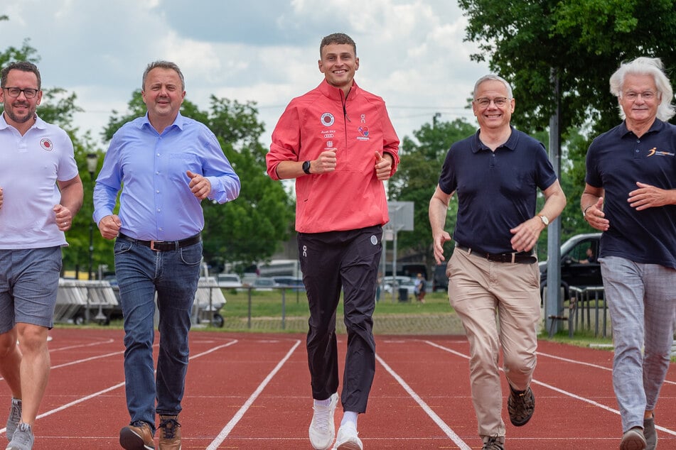 Bewegungstherapeut Toni Fercho (41), Krebsgesellschaft-Chef Ralf Porzig (57), Olympia-Läufer Karl Bebendorf (30), Uniklinik-Chefarzt Harald Schmalenberg (60) und Claus Lippmann (72, v.l.) vom Stadtsportbund laufen schon mal Probe.