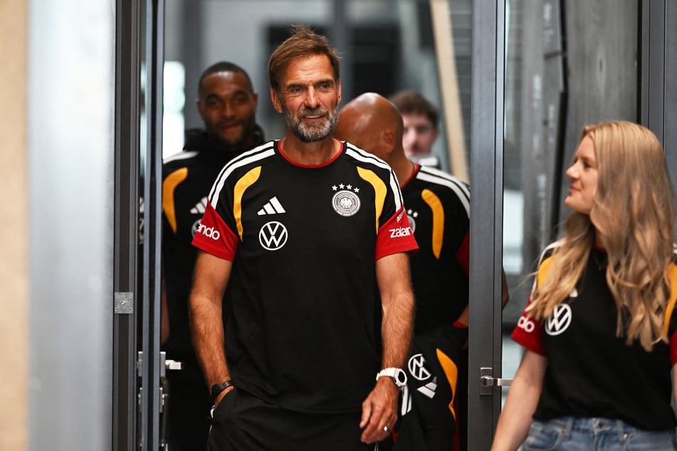 Neu-Bundestrainer Jürgen Klopp (59) nimmt bei seinem Heimdebüt den Wechsel im Kasten vor.