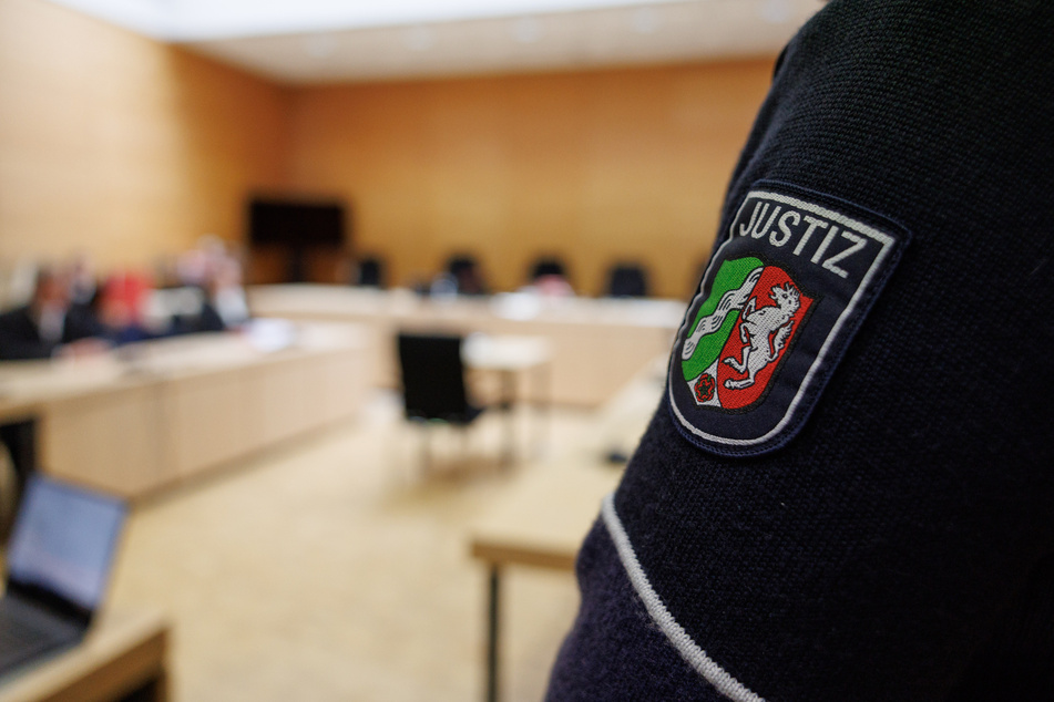 Der 28-Jähriger musste sich für die Messer-Attacke auf seine Mutter vor dem Düsseldorfer Landgericht verantworten. (Symbolbild)