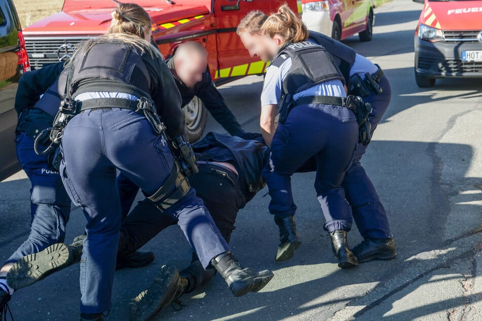 Fünf Polizisten waren nötig, um den Mann aus dem Auto zu holen.