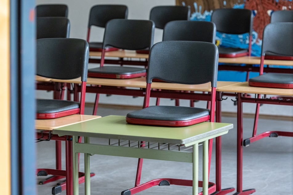 Sowohl die Grundschule als auch die Förderschule am Kolkrabenweg in Köln-Vogelsang müssen vorübergehend geschlossen bleiben (Symbolbild).