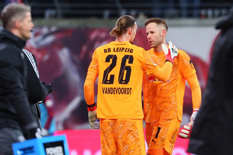Verletzungsbedingt musste Peter Gulacsi (35,r.) am Sonntagabend gegen den VfL Wolfsburg ausgewechselt werden. Für ihn kam Maarten Vandevoordt (23).
