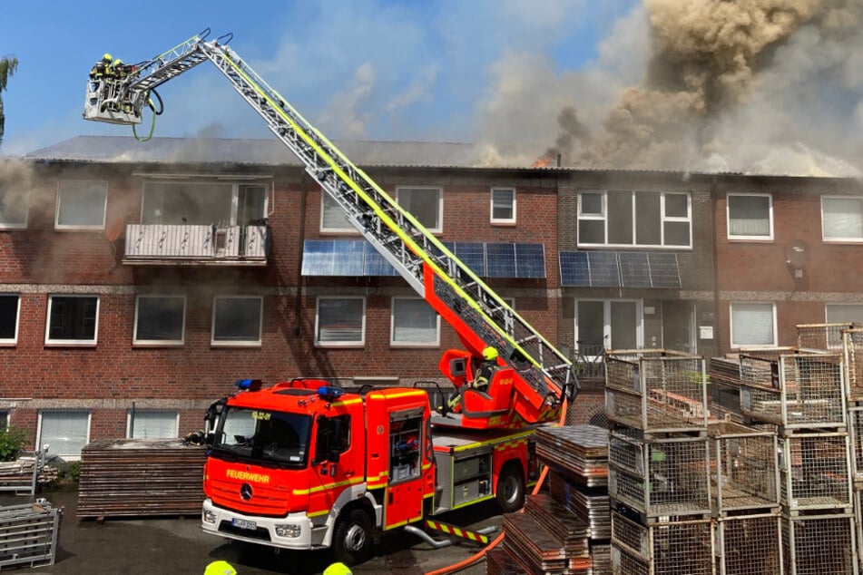 Mit mehr als 300 Einsatzkräften kämpfen Feuerwehr und Co. bei hochsommerlichen Temperaturen gegen die Flammen.
