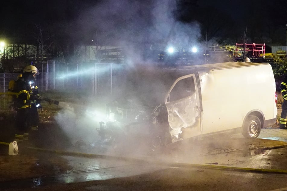 Hamburg: Brandstiftung? Kleintransporter geht in Flammen auf