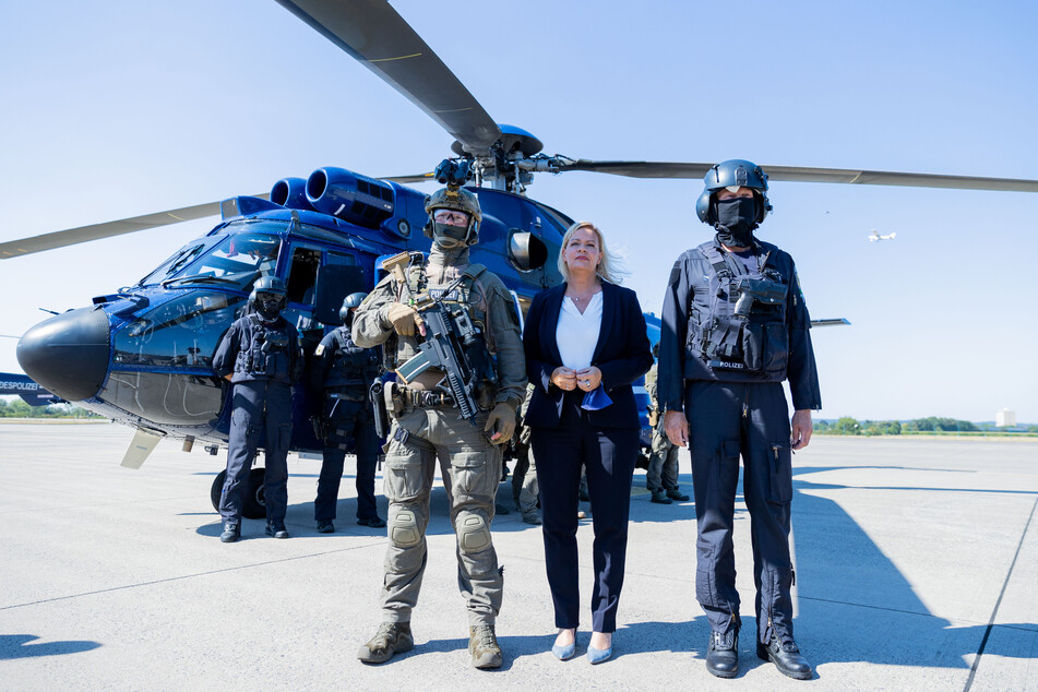 Bundesinnenministerin Nancy Faeser (52, SPD) bei einem Besuch der GSG 9 und der Bundespolizei-Fliegerstaffel vor einem Hubschrauber "Super Puma".