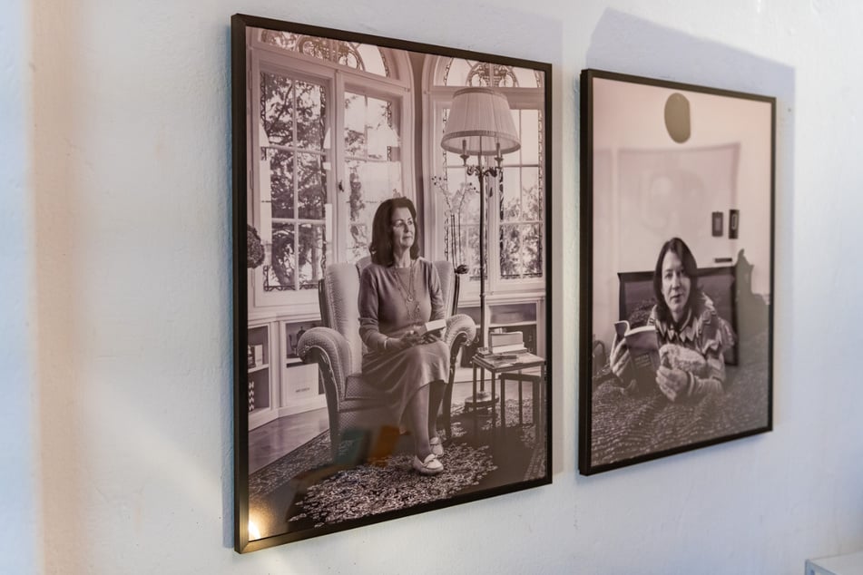 Beim Lesen fotografiert: Unternehmerin Viola Klein (l.) und Heike Geißler.