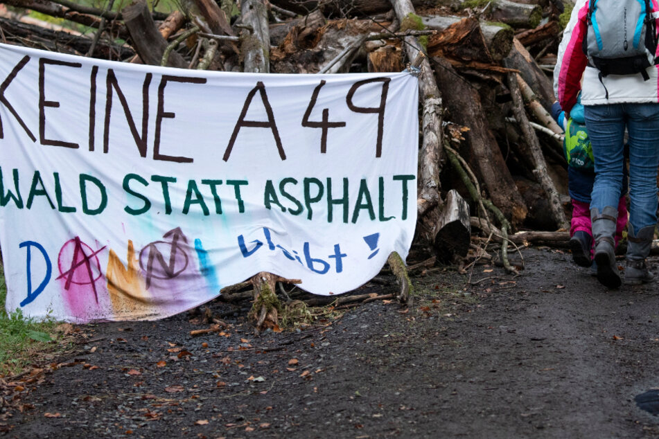 "Keine A49" steht auf einem Transparent an einer Barrikade, die von Waldbesetzern auf einem Weg errichtet wurde.