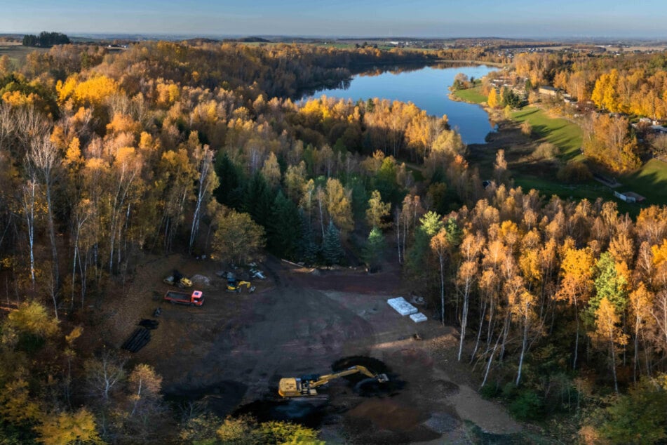 Auf dem Gelände am Stausee Oberwald arbeiten die Bagger.