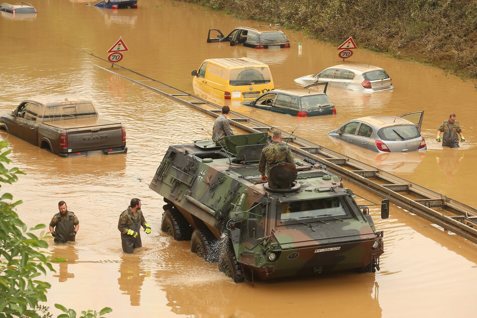Ein Panzer der Bundeswehr hatte im Juli auf der B265 zahlreiche Autos geborgen, weil die Strecke durch die Flut-Katastrophe völlig überflutet wurde.