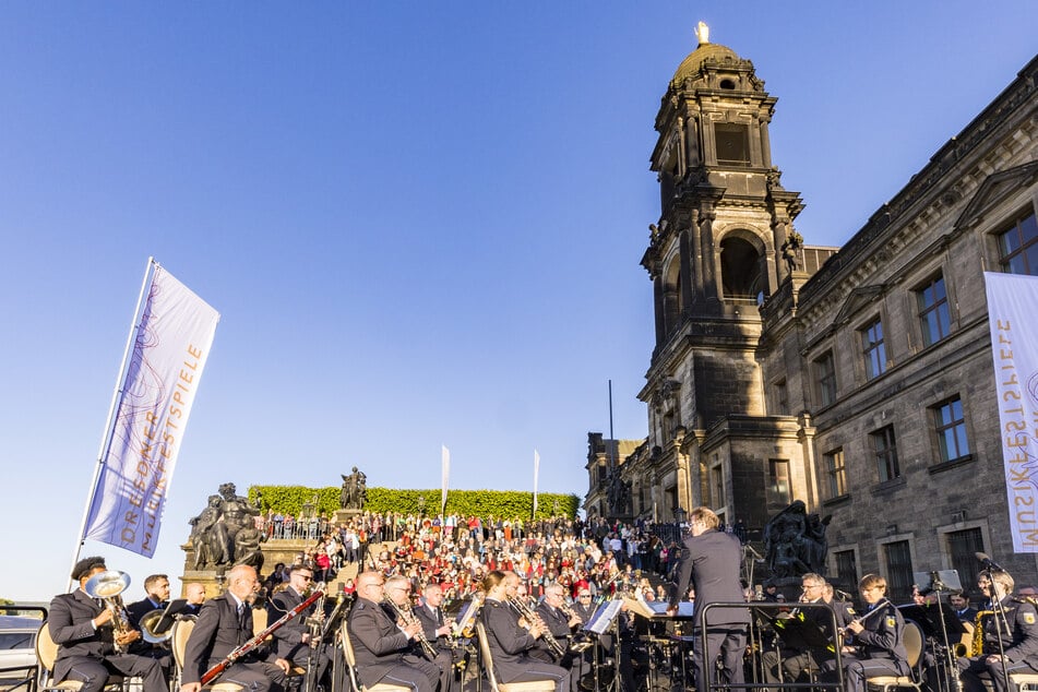 Mitreißendes Mitsingkonzert in der Altstadt: Das Bundespolizeiorchester Berlin unter Leitung von Gerd Herklotz bot den Klangboden für die Dresdner Chöre.