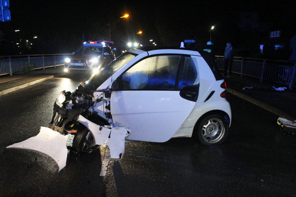 Der Smart des 72-Jährigen wurde bei dem Unfall in Kirchhundem (Kreis Olpe) völlig demoliert.