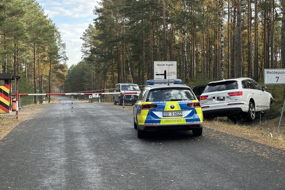 Bis hier hin und nicht weiter: Der mutmaßliche Autodieb stellte den weißen Audi Q7 im Straßengraben vor dem Militärgelände ab.