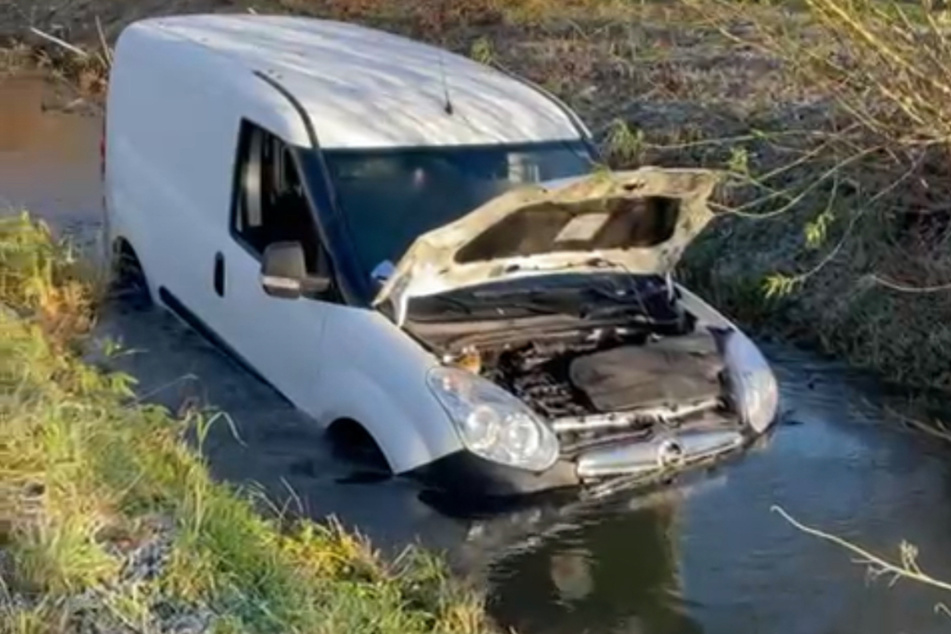 Der 34-Jährige steuerte seinen Opel in einen Fluss und blieb dort stehen.