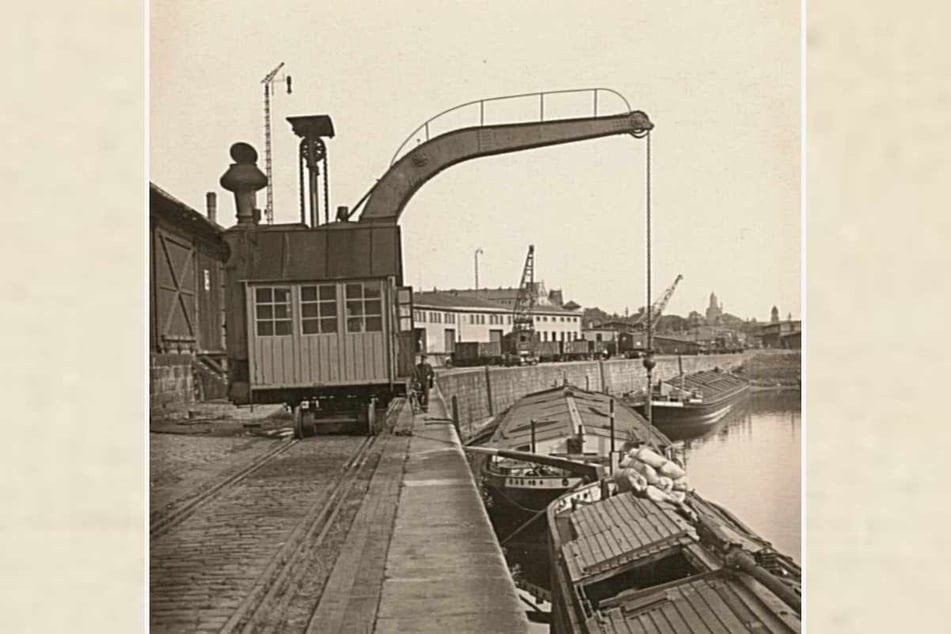 Der Neustädter Hafen im Jahr 1925: Ein fahrbarer Dampfkran löscht ein Binnenschiff.