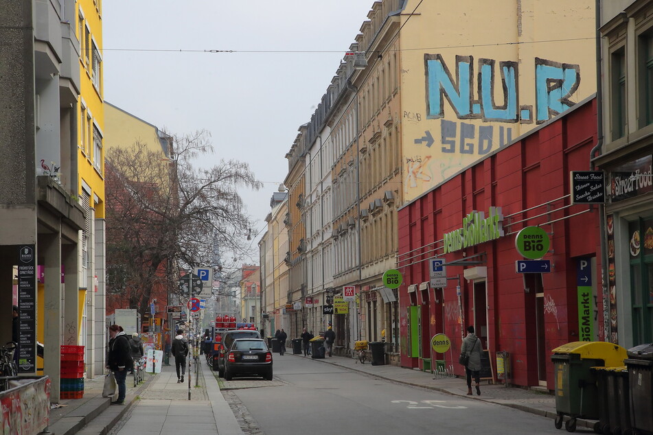 Ein Blick in die Alaunstraße in Dresden. Hier wurde ein 34 Jahre alter Passant attackiert. (Archivbild)