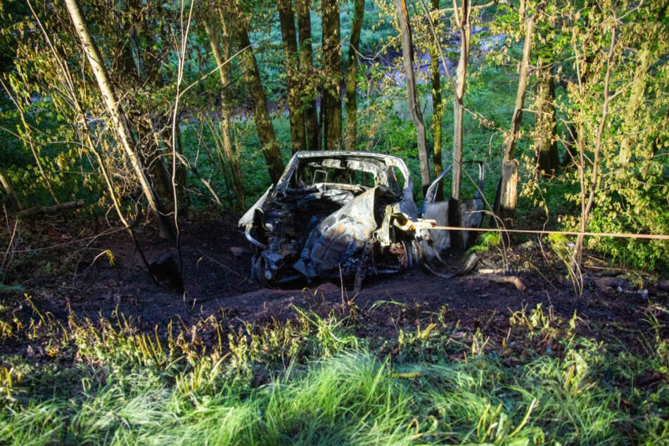Nachdem der Skoda die Böschung hinuntergestürzt war, fing er an zu brennen. Auch Bäume standen in Flammen.