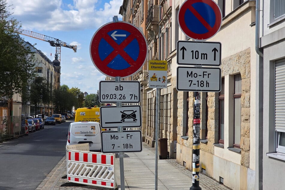 Die vorgesehene Elterntaxi-Haltestelle liegt im Halteverbot, was für Irritationen sorgt.