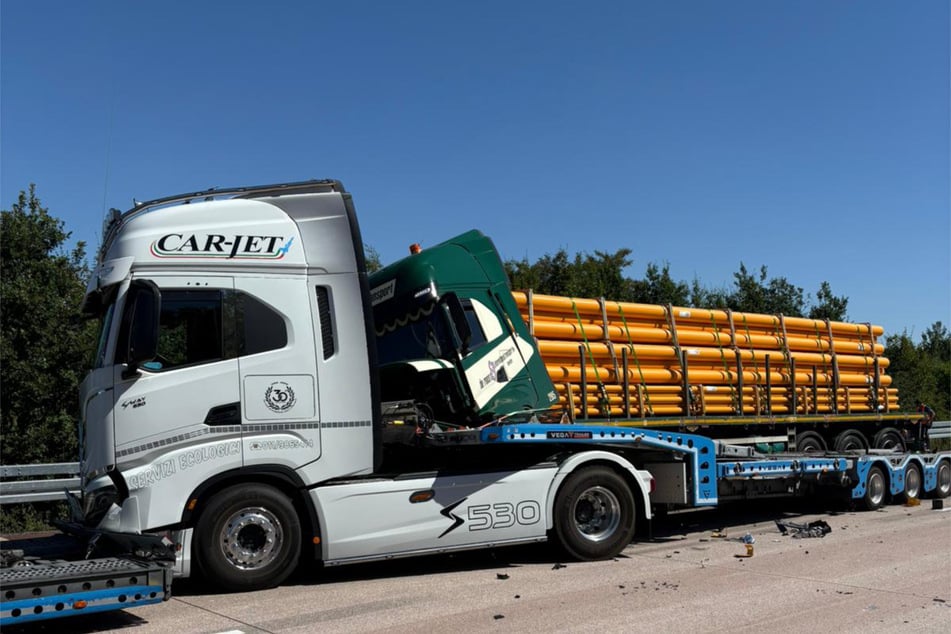Ein Lastwagen schob sich durch die Wucht des Aufpralls auf seinen Vordermann.
