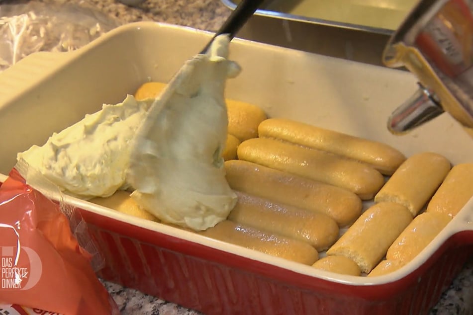 Das klassische Tiramisu verfeinert Max (30) mit Pistazien-Creme.