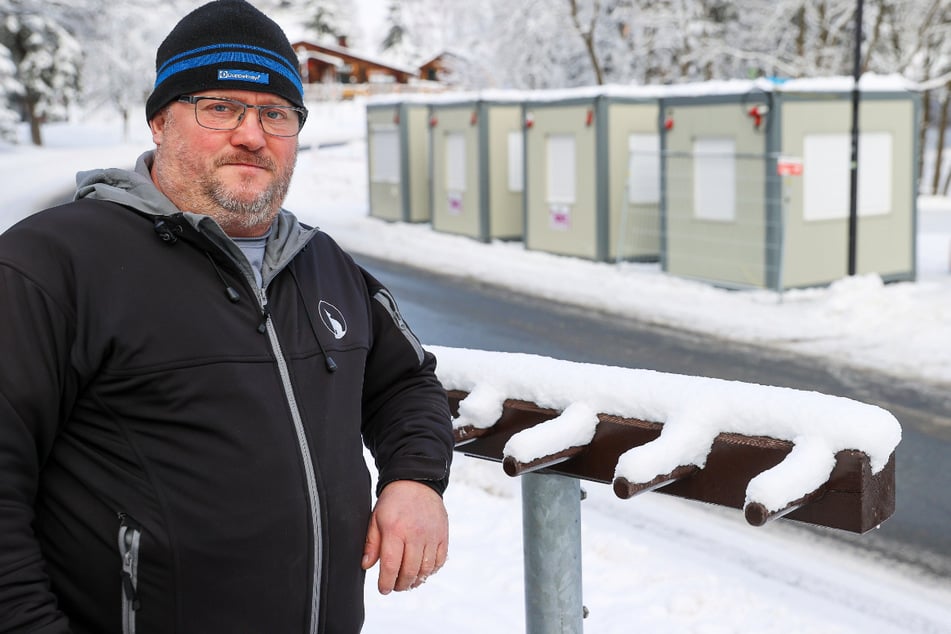 Nach kurzem Winter-Comeback wird nun in Sachsens Skigebiet nachgeholfen