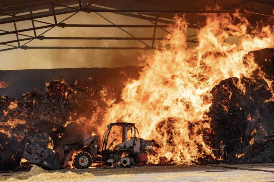 Nur wenige Tage nach dem ersten Brand fackelten wieder unzählige Strohballen ab - diesmal im Plauener Ortsteil Kauschwitz, nur etwa zwei Kilometer vom ersten Brandort entfernt.